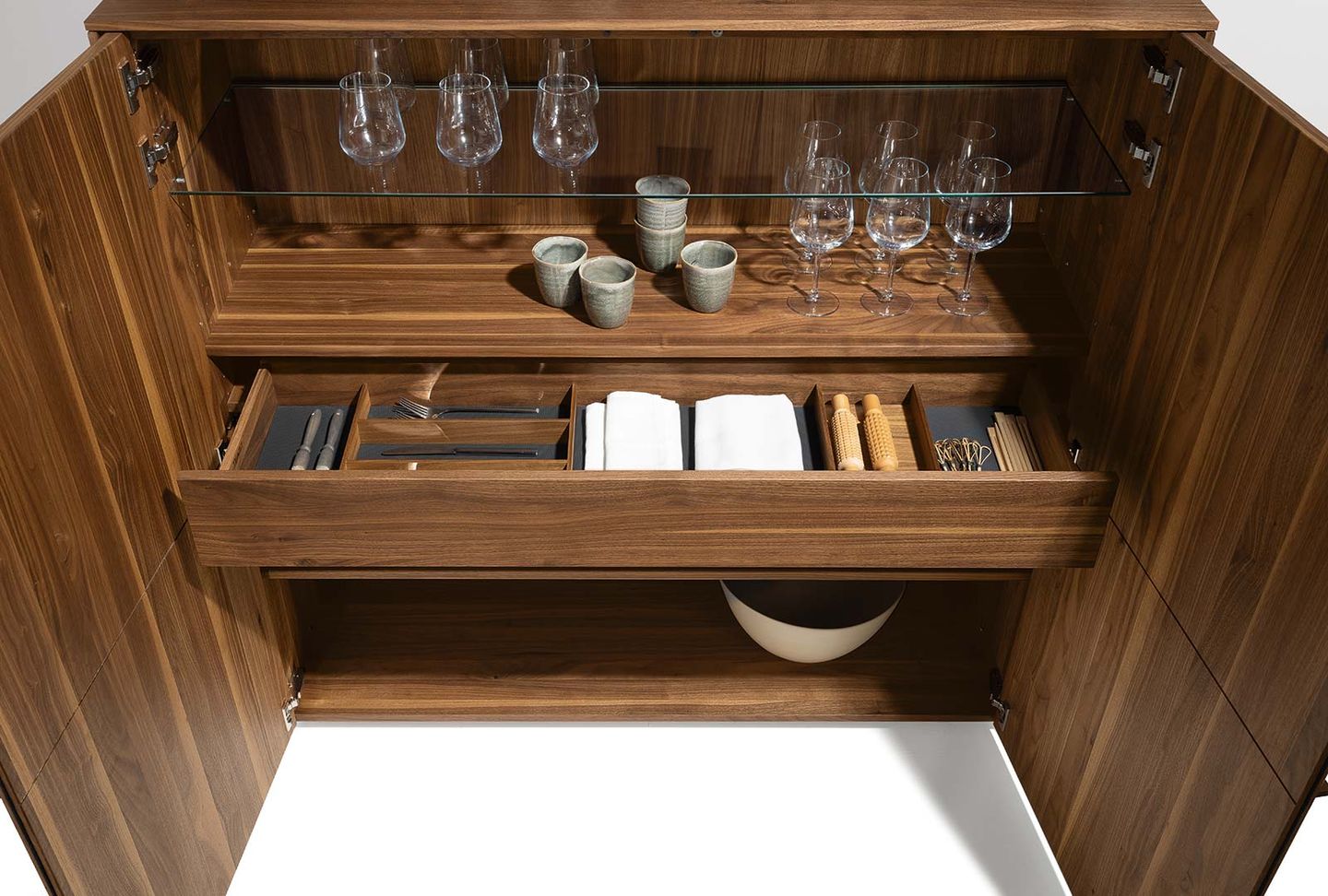 Highboard filigno con pratica suddivisione interna in noce