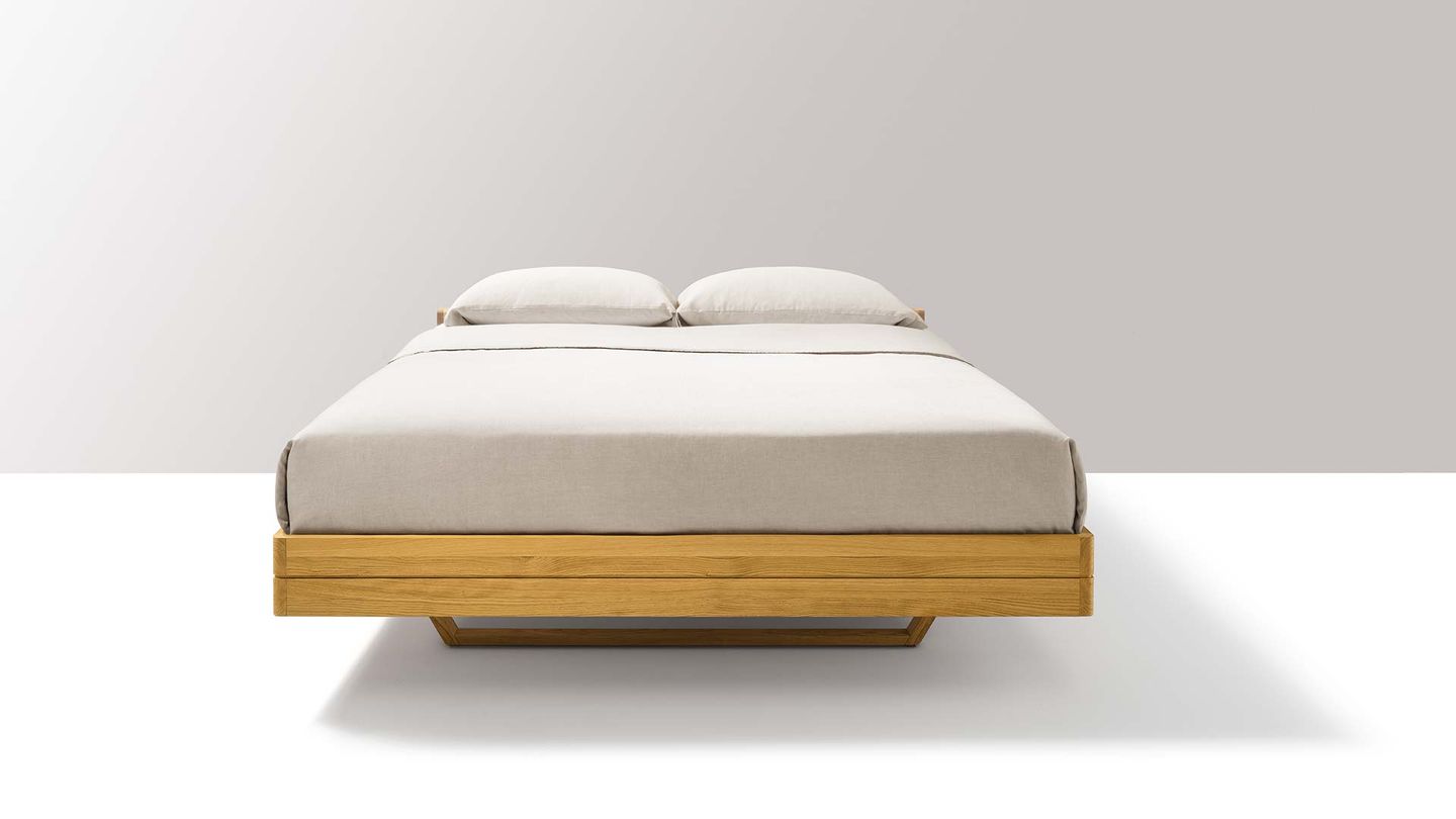 Letto float in legno naturale nella versione base – vista frontale