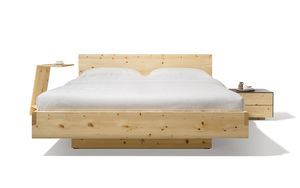 Letto nox in legno massello con testiera in cembro e tavolino sidekick