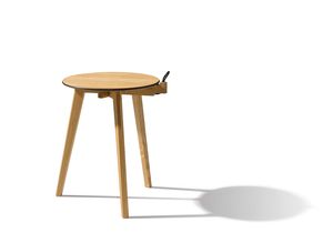 hi! side table with handle and leather band in oak