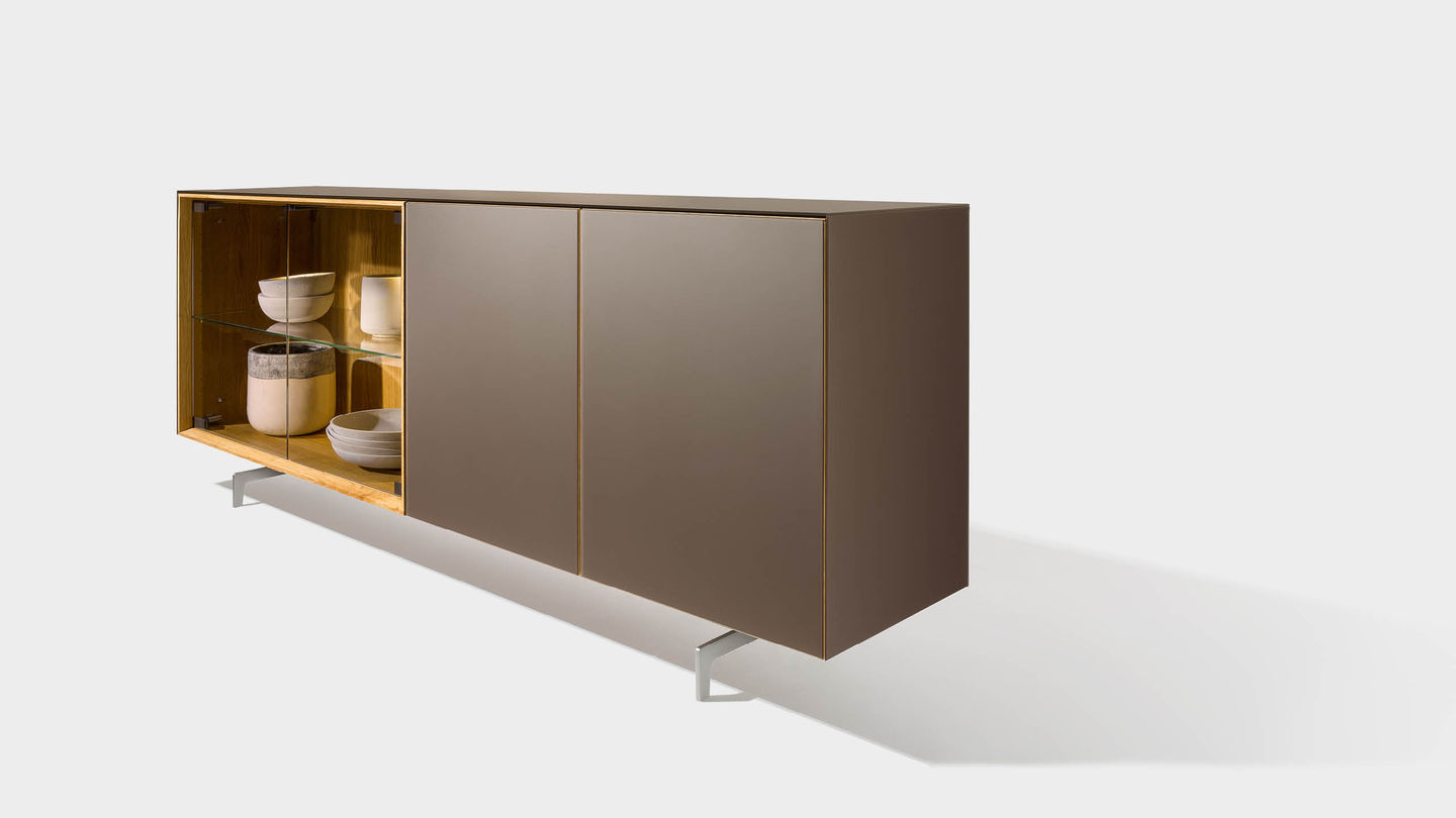 Sideboard cubus pure mit Farbglas und Kufe