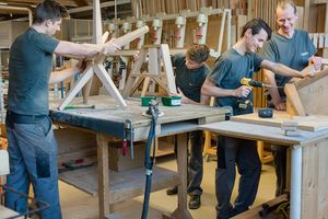 Lehrlinge bei der Arbeit