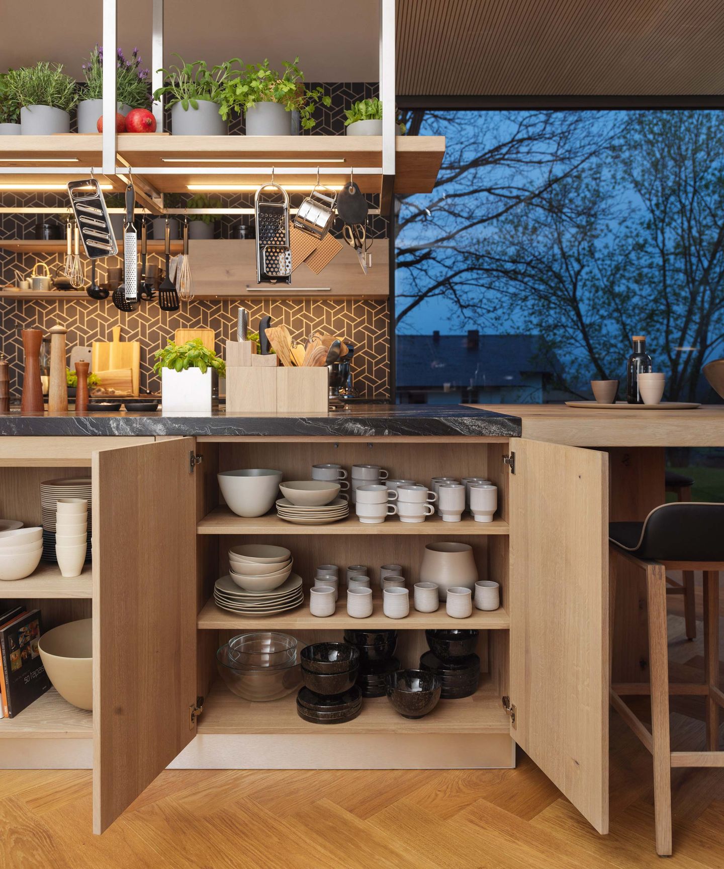 armoire ouverte dans la cuisine en bois naturel loft