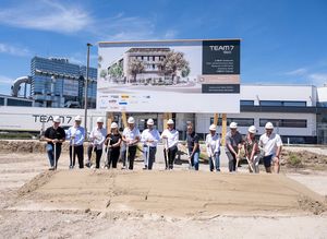 Photo de groupe, inauguration du chantier pour le « TEAM 7 Welt », à Ried im Innkreis