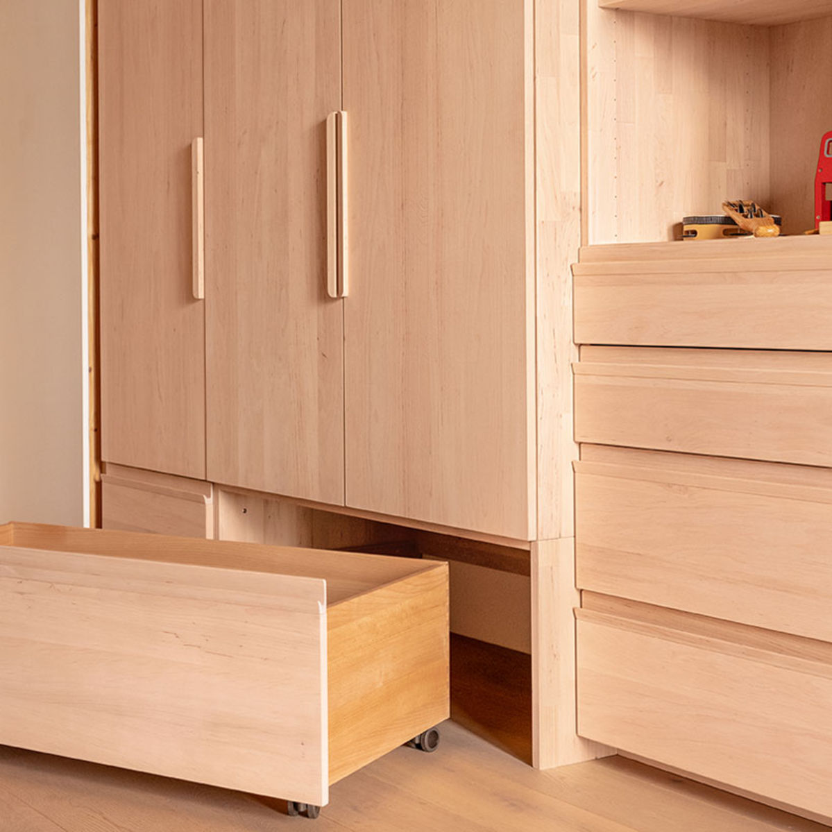 kids Kleiderschrank mit Rolllade in Erle Weißöl bei TEAM 7 Frankfurt