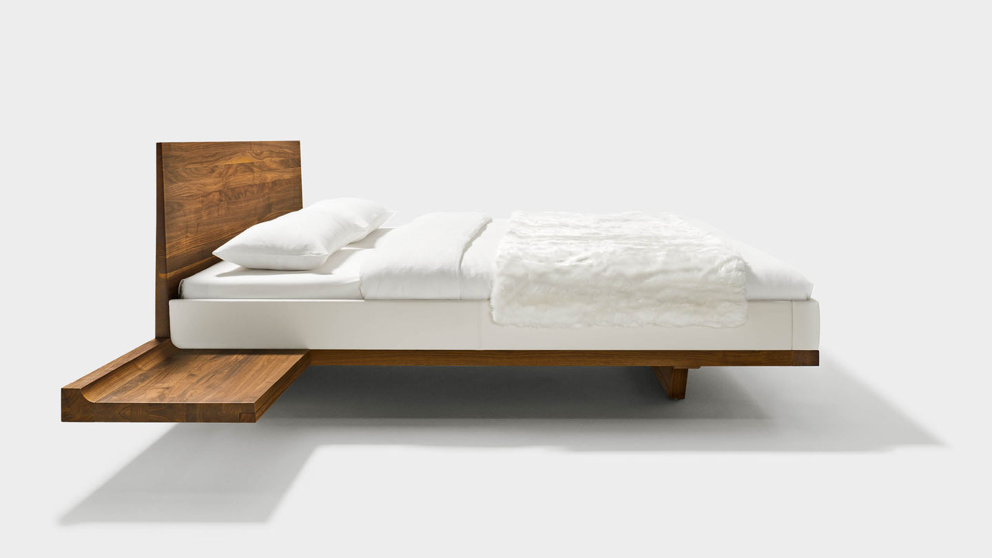 Bett riletto mit Konsolen aus Naturholz