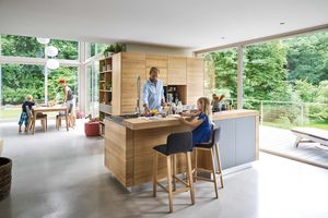 Solid wood linee kitchen in oak with ark bar stool by TEAM 7