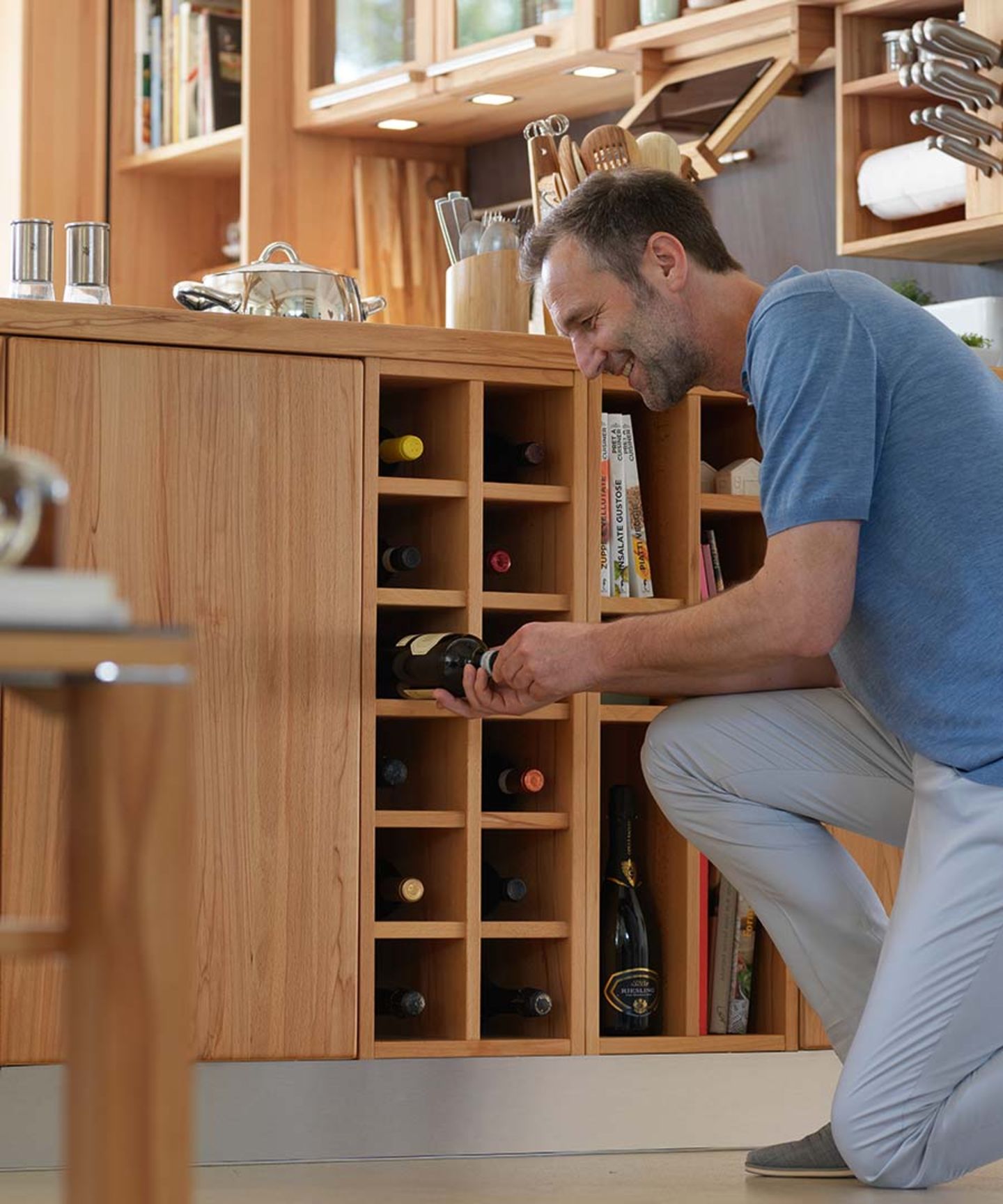 Cucina rondo in legno naturale con scaffale integrato