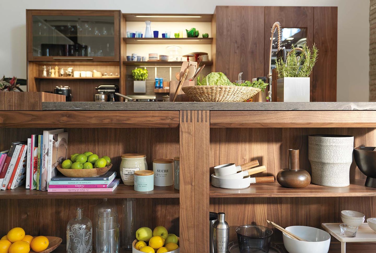 Cuisine en bois massif loft en détail