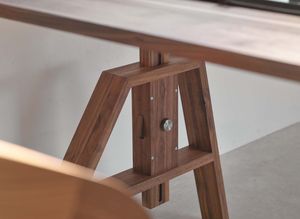 Bureau atelier ajustable en hauteur avec détails artisanaux