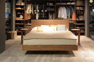 Letto in legno naturale float di TEAM 7 con tavolino loup