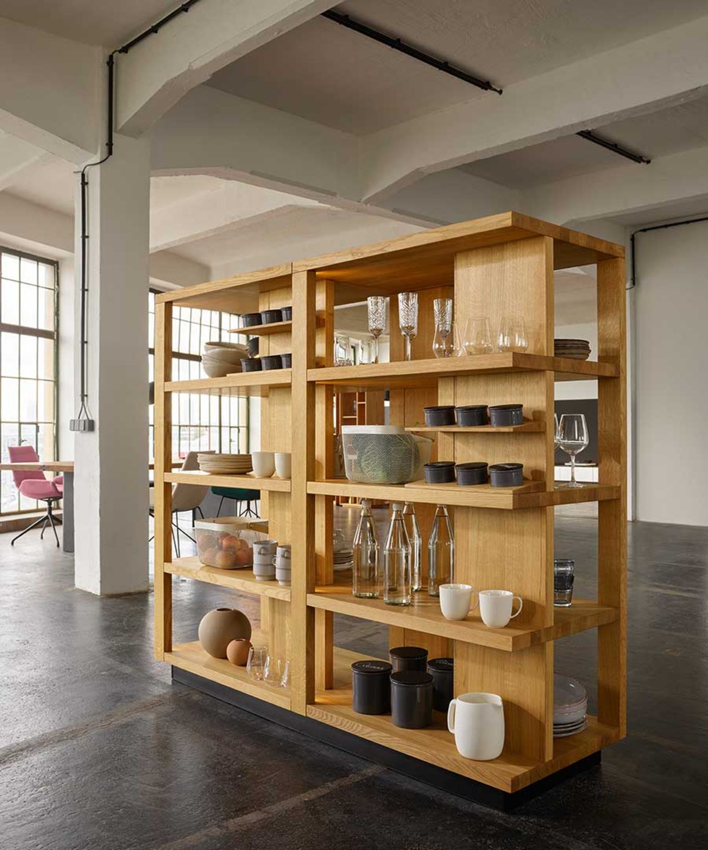 open shelf unit of the echt.zeit oak kitchen