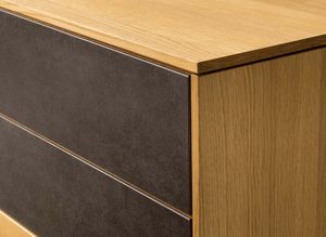 Sideboard filigno in legno naturale con elegante rivestimento