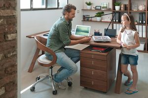 Bureau atelier de TEAM 7 avec chaise pivotante girado