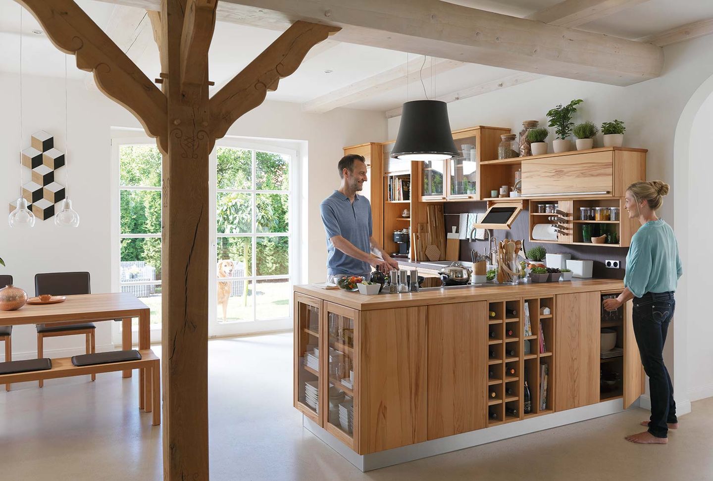 Cucina in legno massello rondo con zona pranzo loft