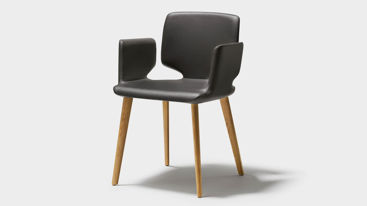 aye chair in leather with solid wood legs in oak