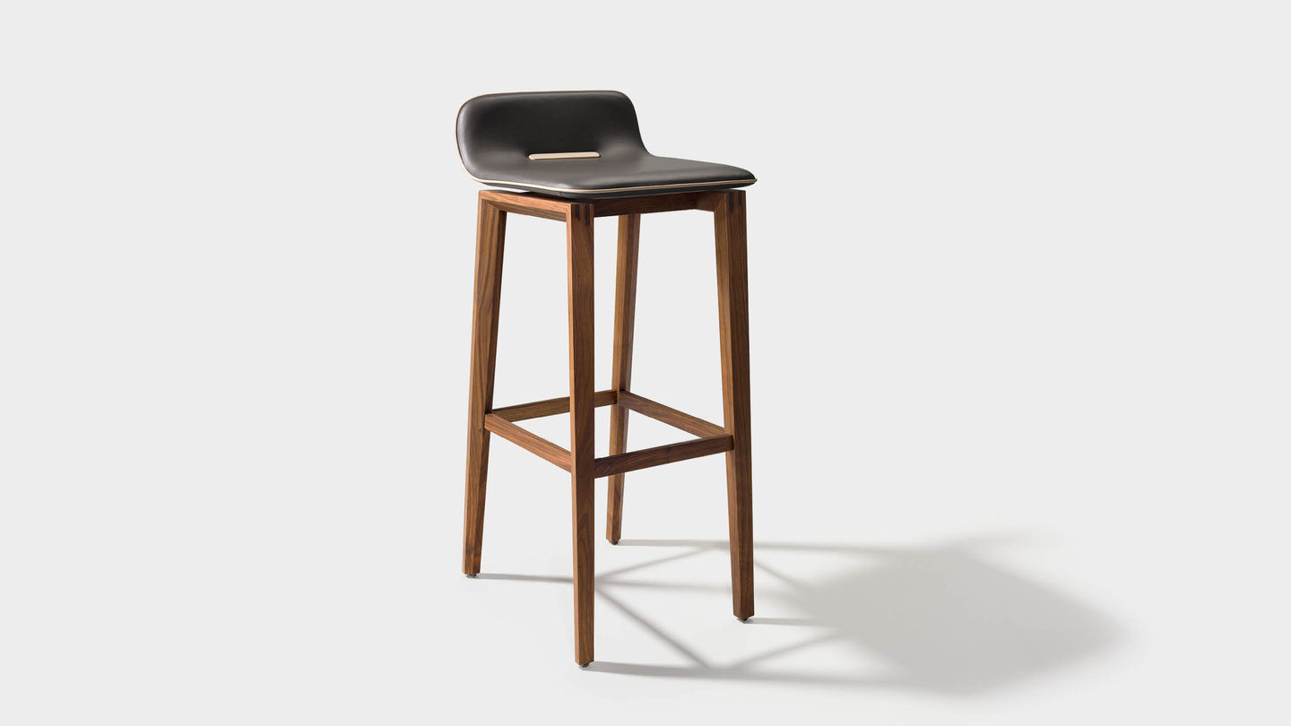 Sgabello bar ark in pelle con gambe in legno di noce
