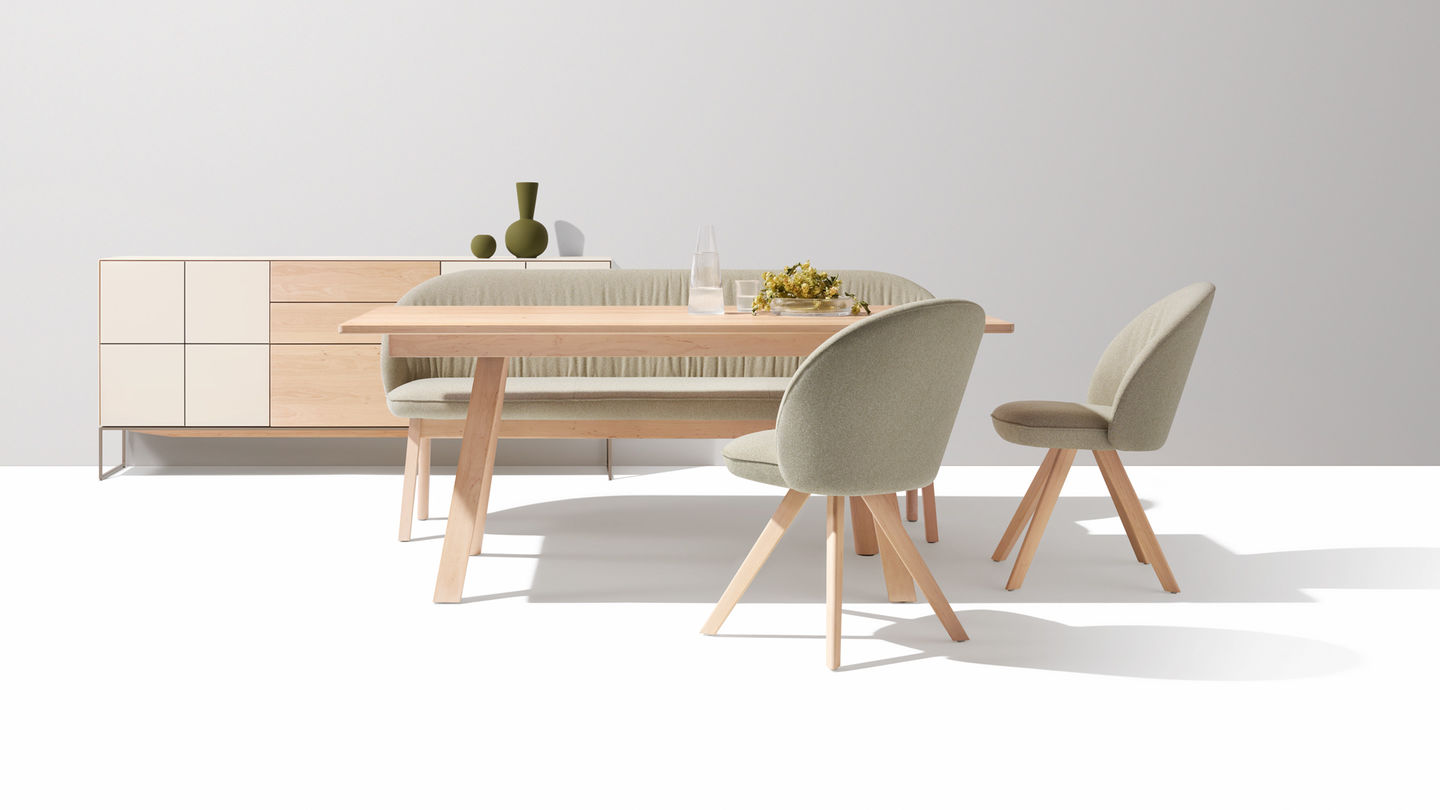 Essgruppe taso Tisch mit flor Bank und Stühlen, dahinter cubus pure Anrichte