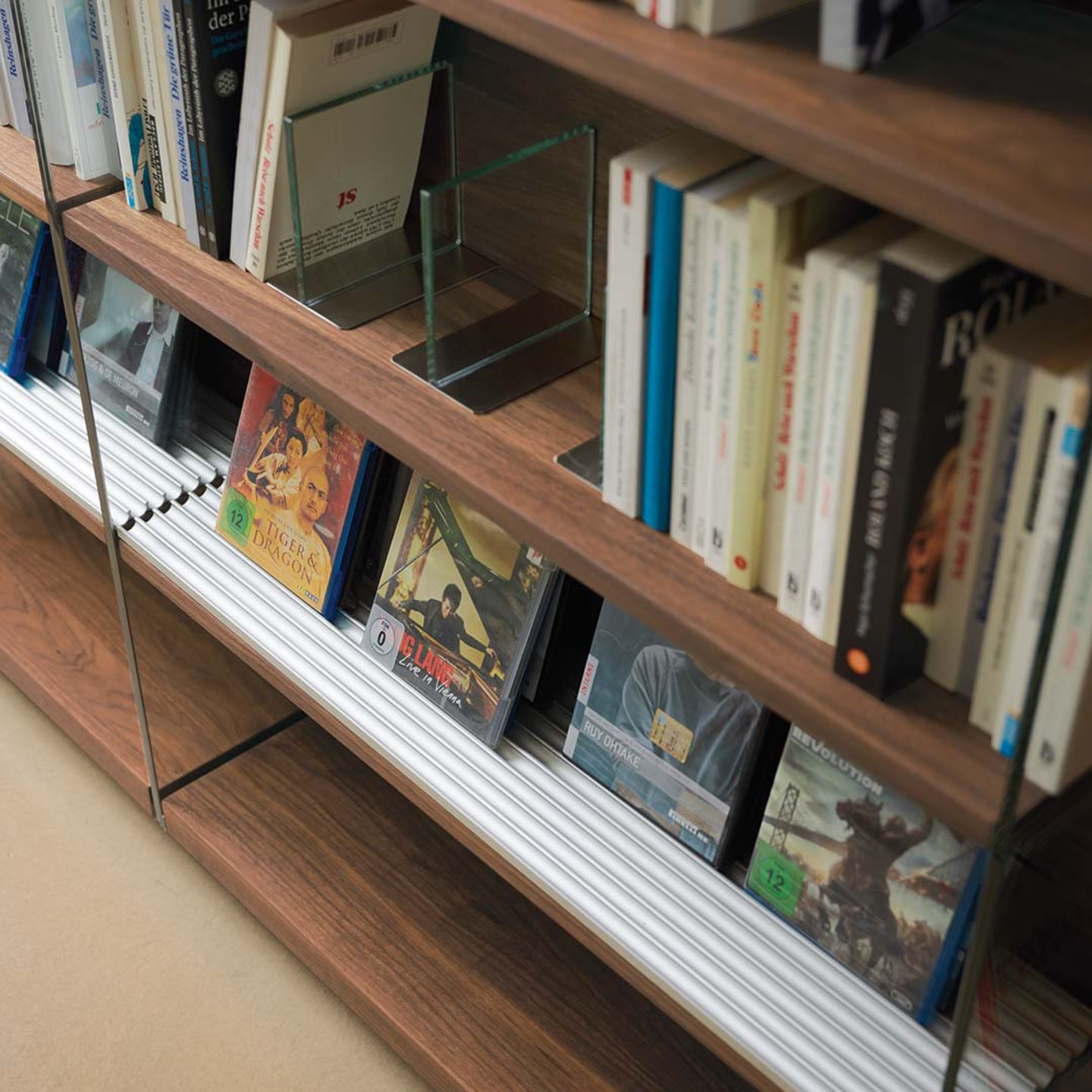Étagère cubus en bois naturel avec espace de rangement pour les CD