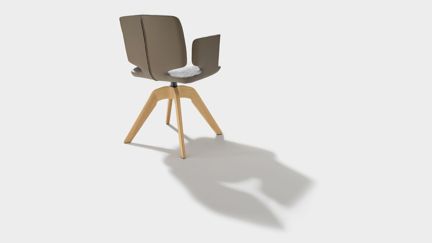 fauteuil pivotant aye en tissu maple avec accoudoirs en bois naturel