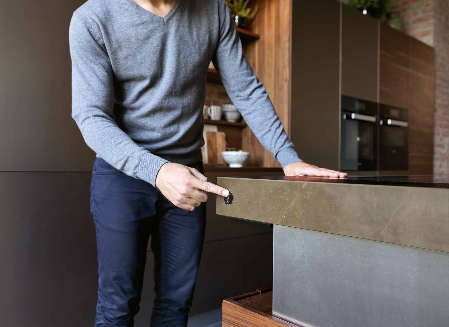 k7 kitchen island with height-adjustable worktop at the push of a button