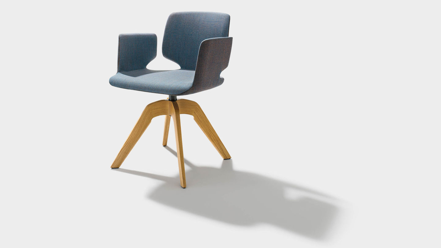Poltroncina girevole aye in tessuto con piedi in legno naturale e braccioli