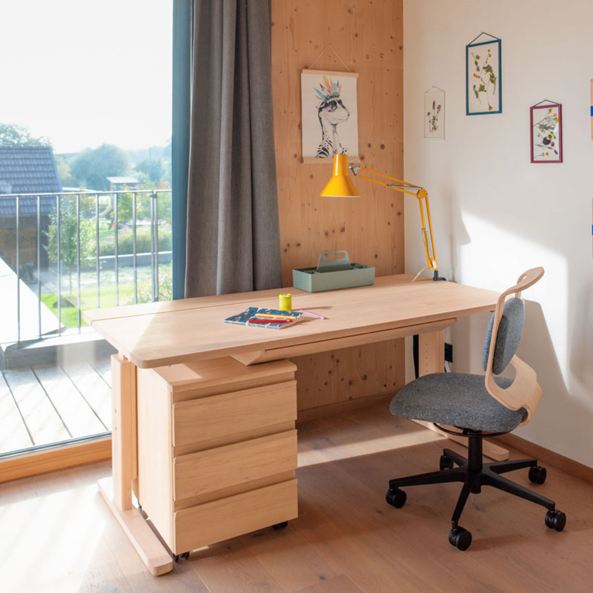 kids Schreibtisch mit Drehstuhl in Erle Weißöl bei TEAM 7 Wien