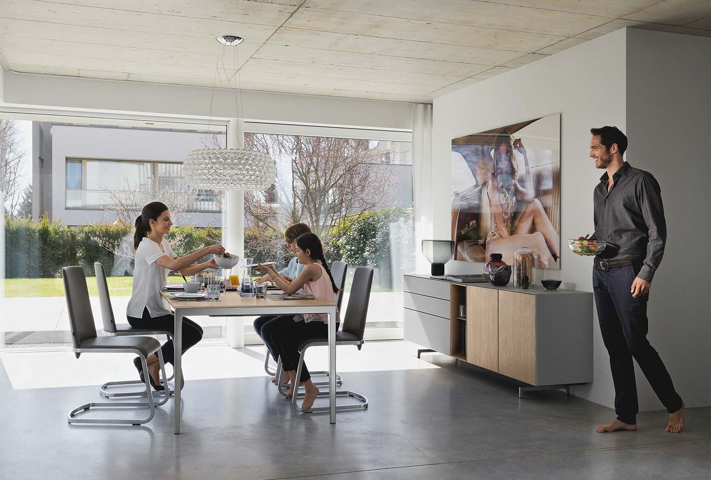 extendable tak table with base in stainless steel finish