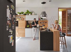 Cuisine en bois massif l1 avec élément de bar et tabouret de bar ark