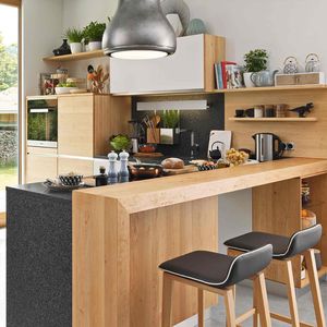 Cucina l1 di TEAM 7 in legno di ontano con bancone.