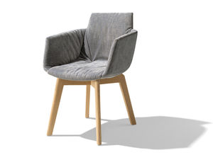 chaise capitonnée grand lui avec accoudoirs et plis marquants de TEAM 7 