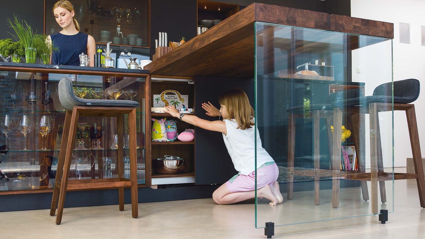 Cuisine design black line avec table annexe et panneau de verre latéral