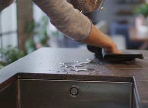 Cleaning the countertop of a TEAM 7 kitchen