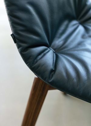 Chaise lui en cuir avec drapé élégant