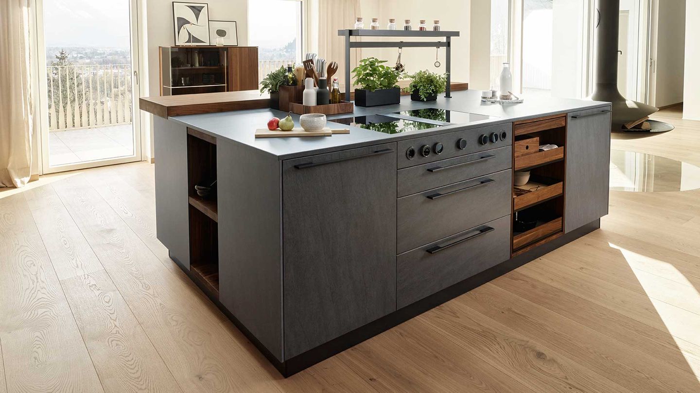 Isola di cottura della cucina echt.zeit in legno naturale di noce