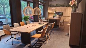 TEAM 7 echt.zeit table with loft kitchen in the background natural oak oil in the TEAM 7 showroom in Dortmund