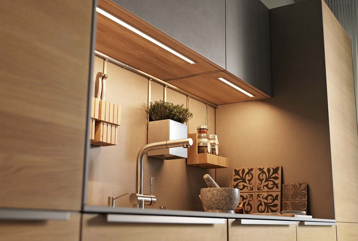 Cucina di design filigno in rovere con frontali in ceramica 