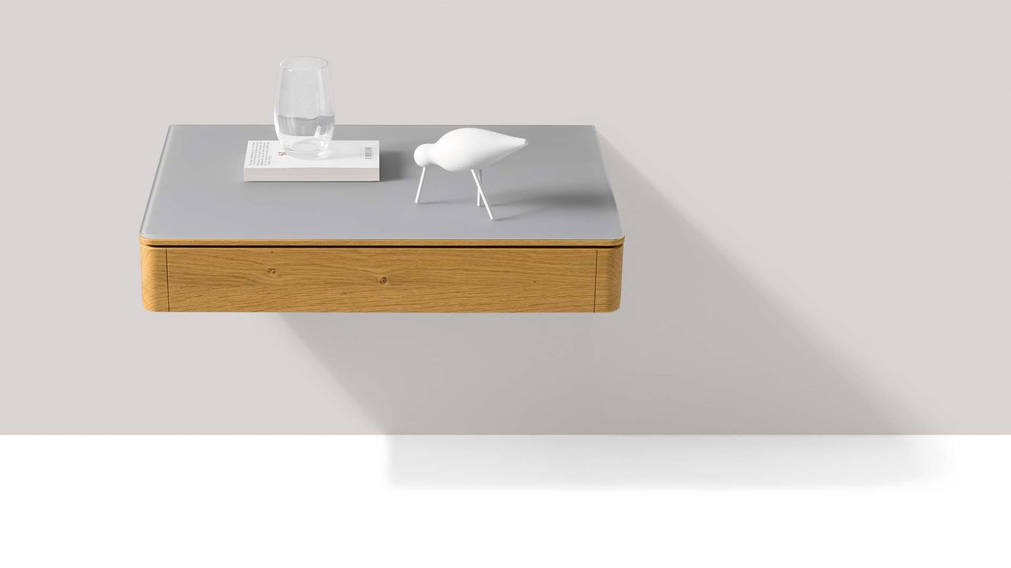 Comodini float sospesi in legno con superficie in vetro