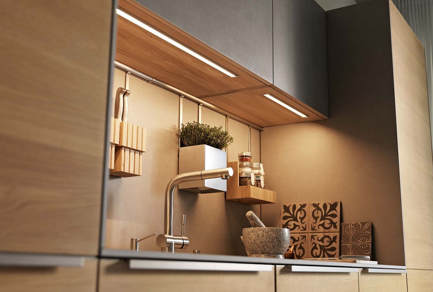 Cuisine design filigno en chêne avec façades en céramique