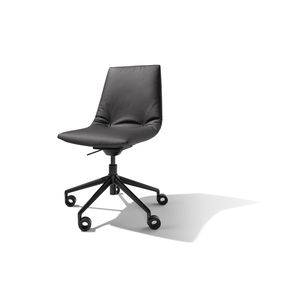 lui office swivel chair in black leather by TEAM 7 – view diagonally from the front