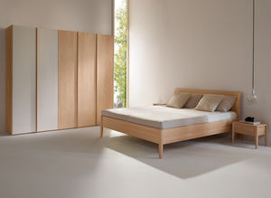 Kleiderschrank soft mit Bett sesam aus Naturholz von TEAM 7