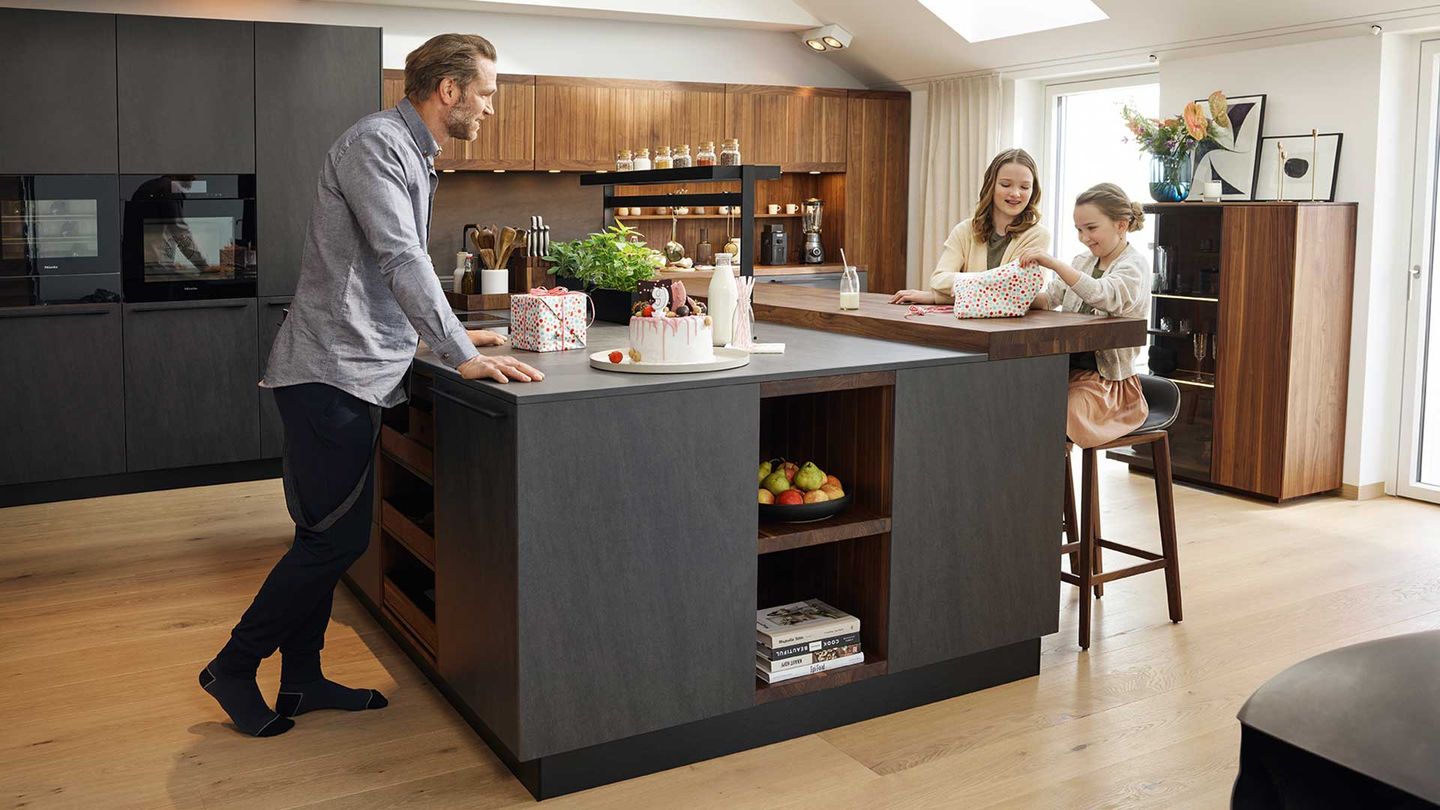 spending time together in the echt.zeit kitchen in walnut by TEAM 7