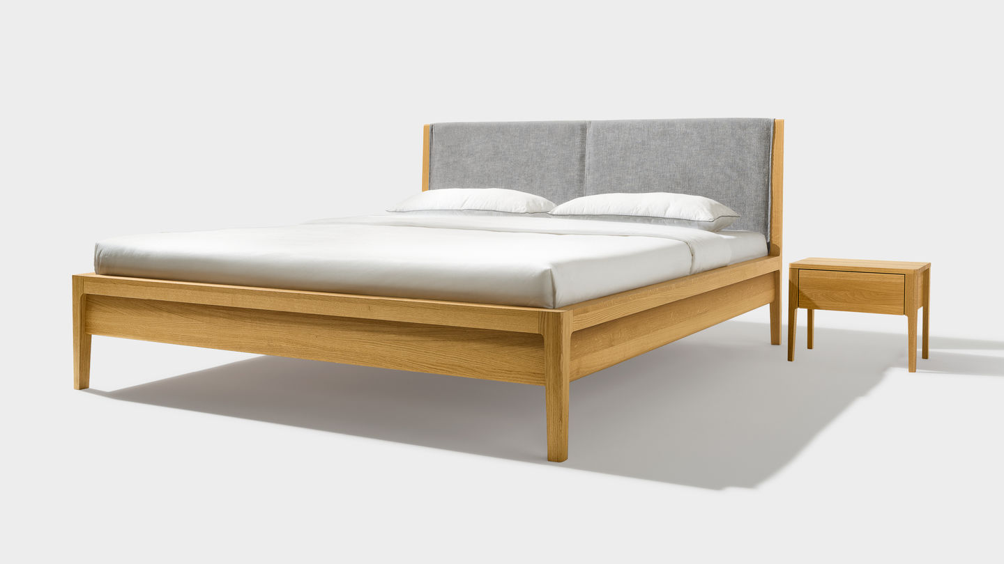 Letto mylon con comodino in legno naturale di rovere