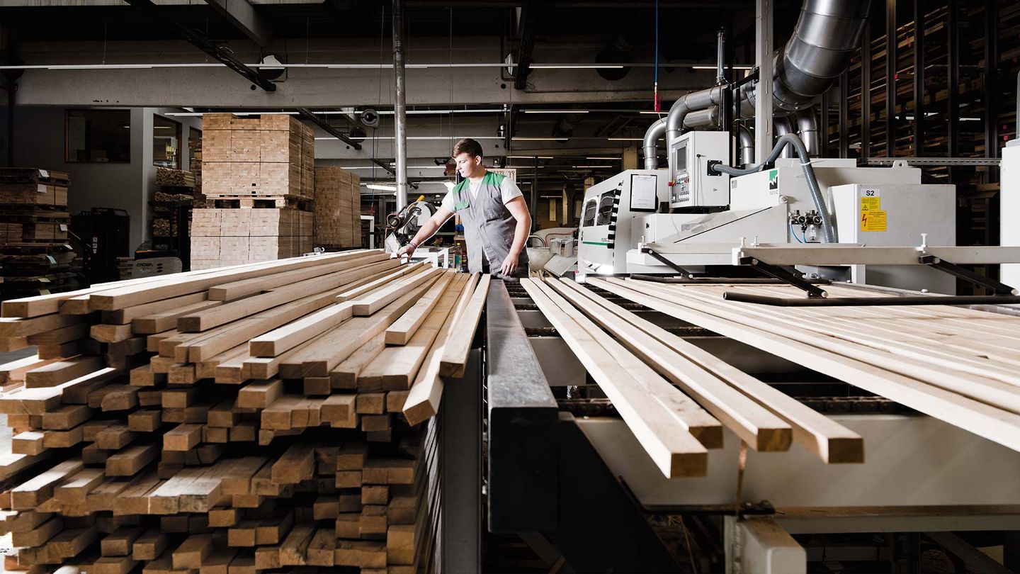 Plattenfertigung in der TEAM 7 Produktion