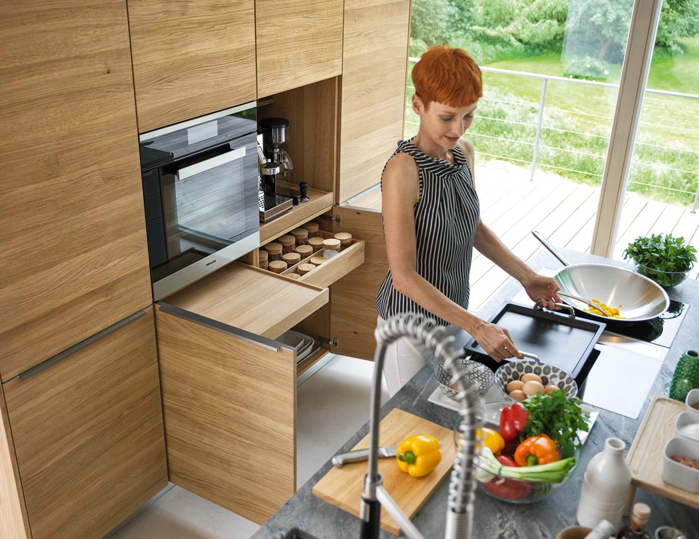 Cucina linee in legno con superficie d’appoggio aggiuntiva