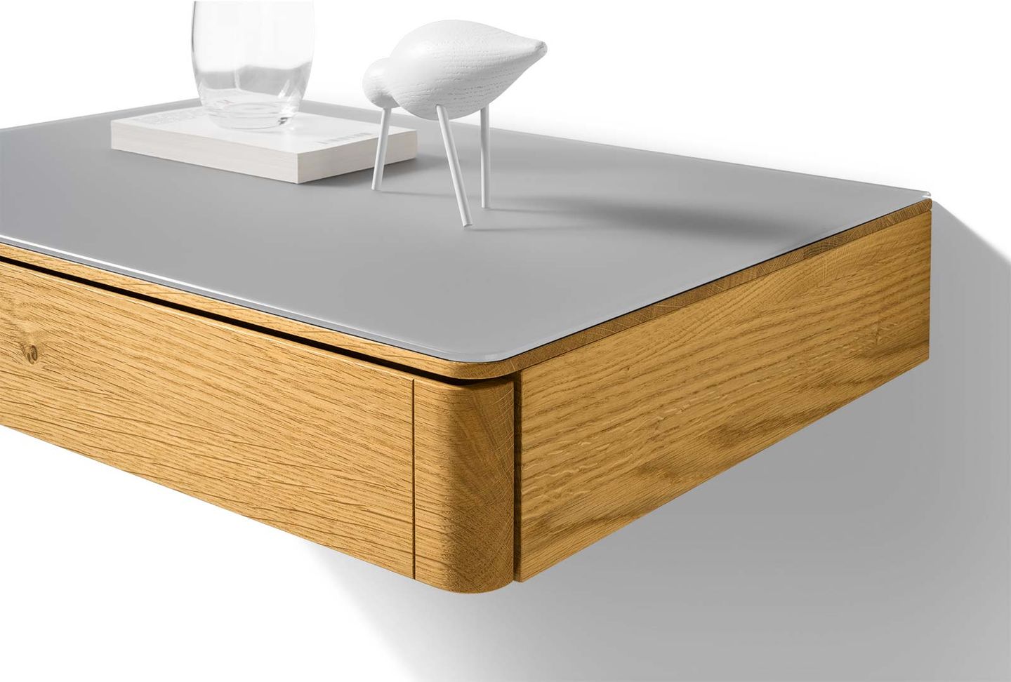 Dettaglio comodini float sospesi in legno con superficie in vetro