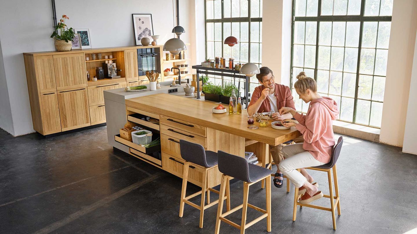 integrated dining area of the echt.zeit kitchen