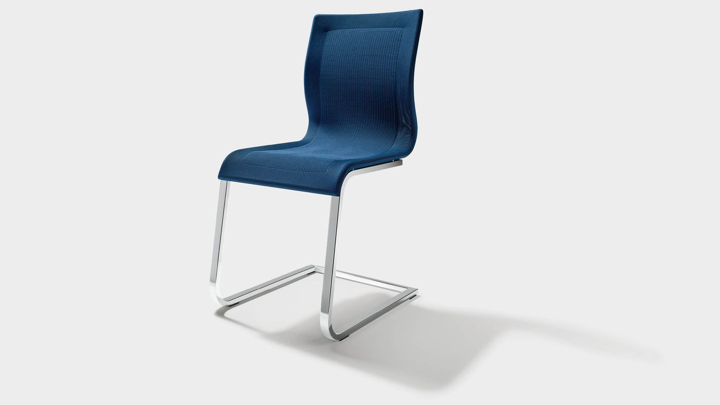 Chaise cantilever magnum en bleu avec cadre brillant