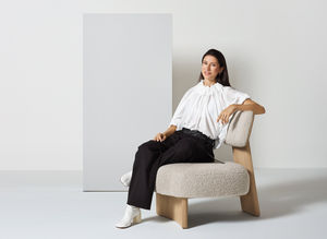 elliot Lounge Chair in Eiche Weißöl mit Designerin Lucie Koldova