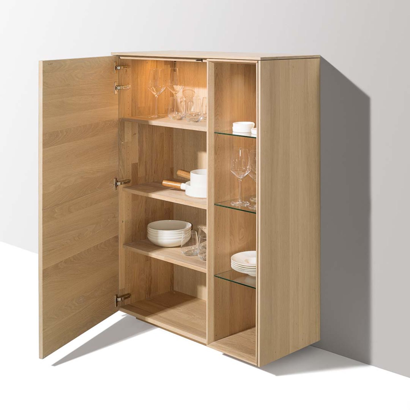 Highboard filigno con anta aperta e suddivisione interna 